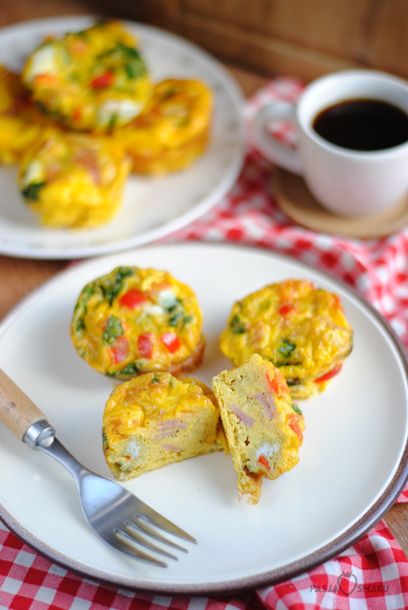 Muffiny śniadaniowe z kiełbasą, szpinakiem i papryką