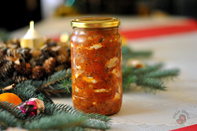 śledzie w pomidorach