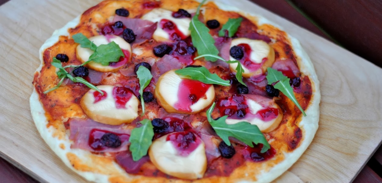 Pizza góralska z serem wędzonym i żurawiną