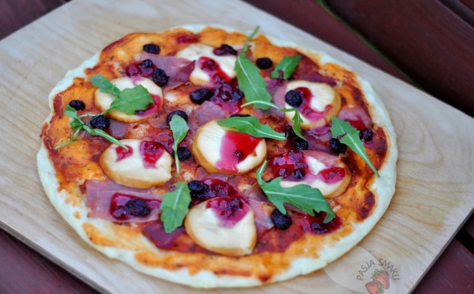 Pizza góralska z serem wędzonym i żurawiną