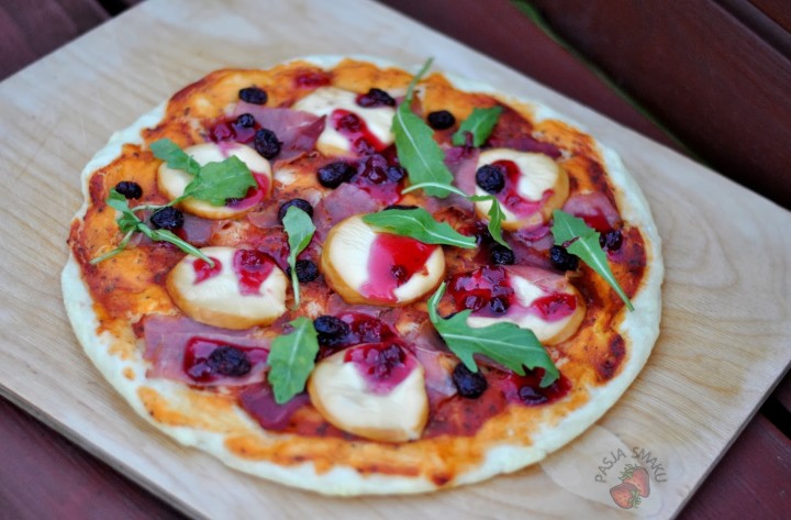 Pizza góralska z serem wędzonym i żurawiną