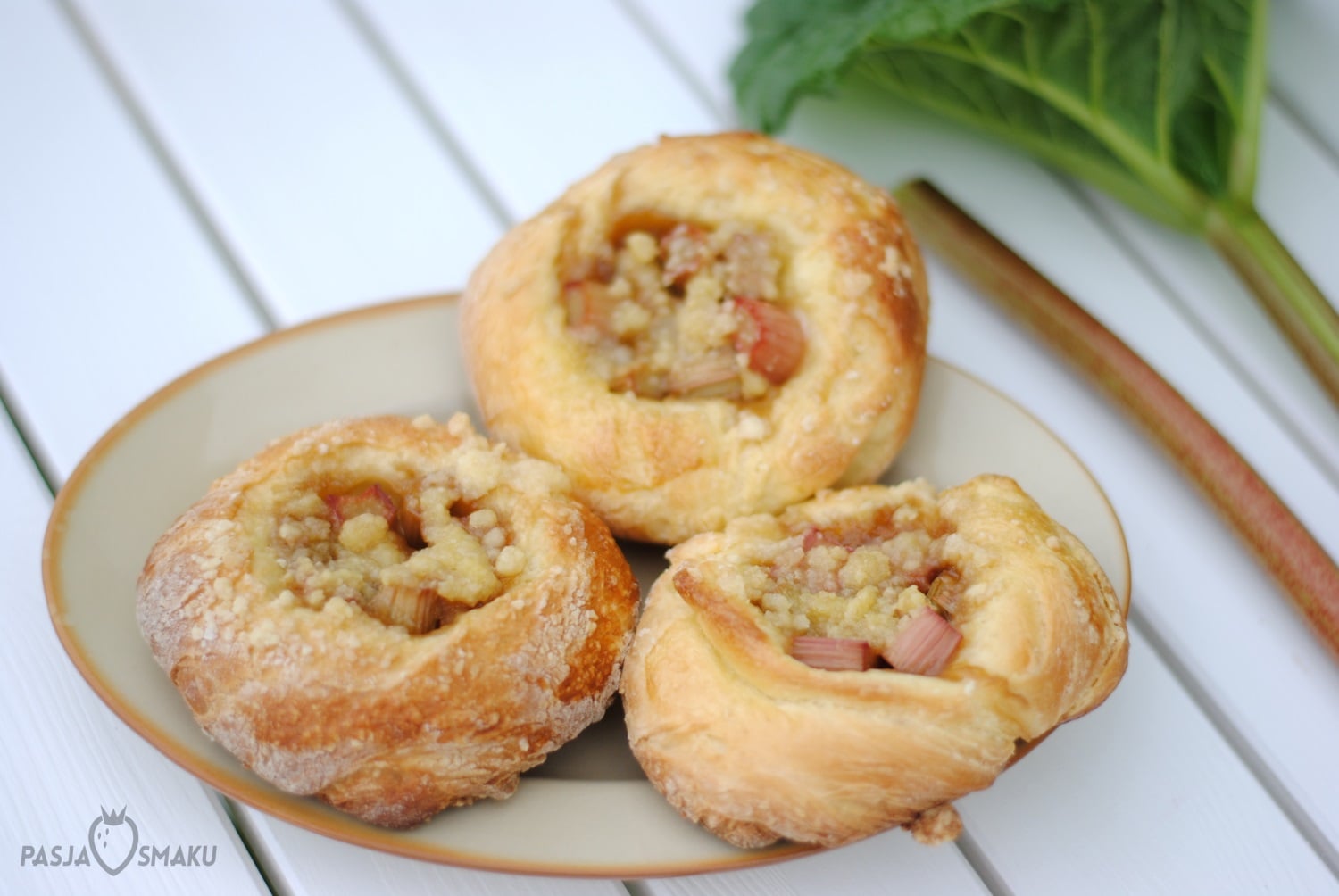 drożdżówki z rabarbarem