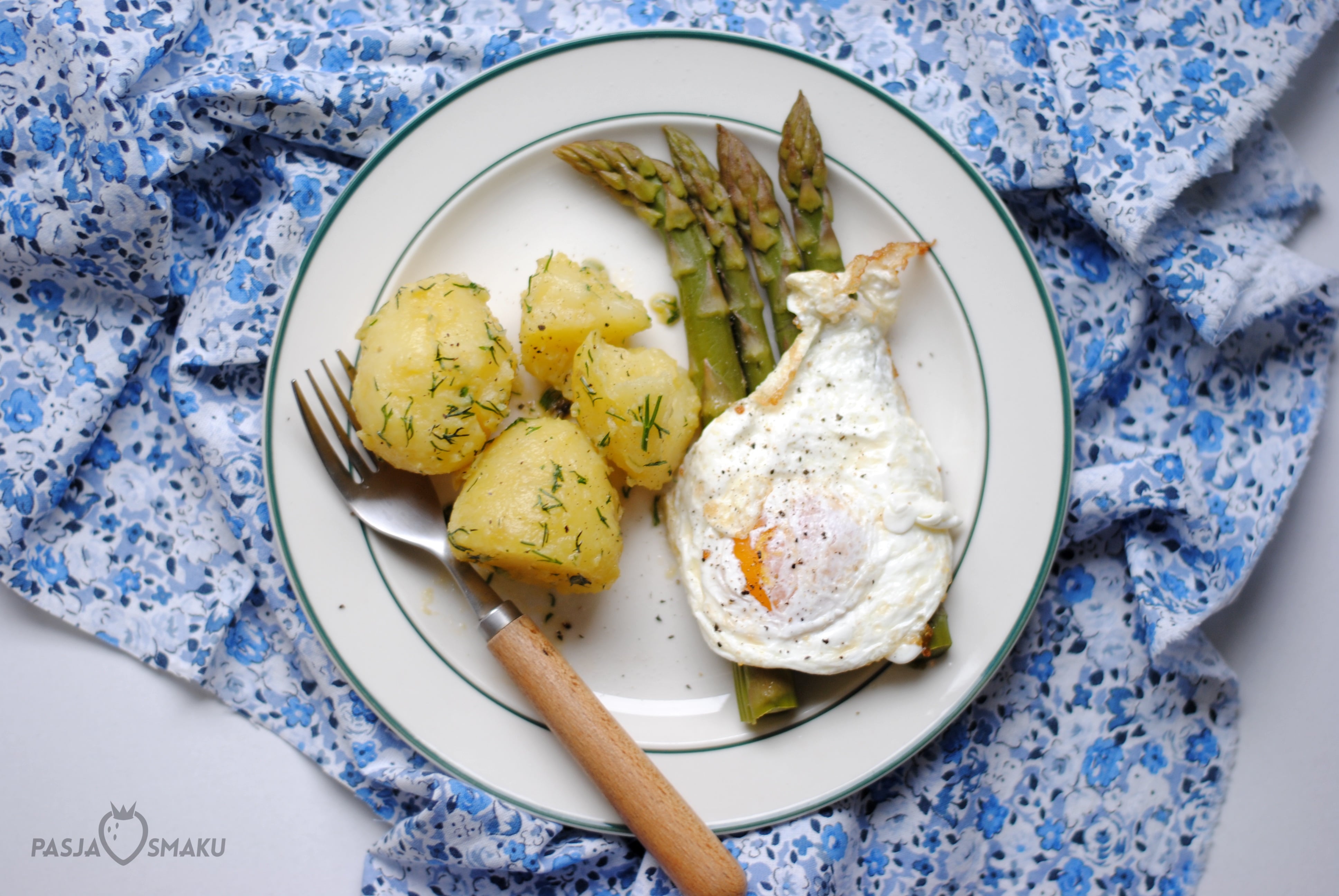 jajko sadzone i szparagi