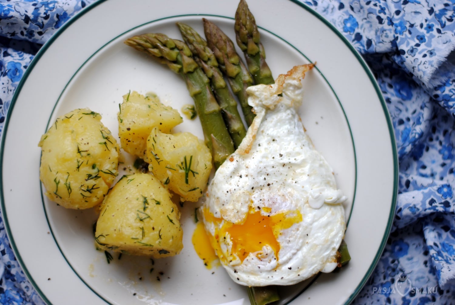 jajko sadzone i szparagi
