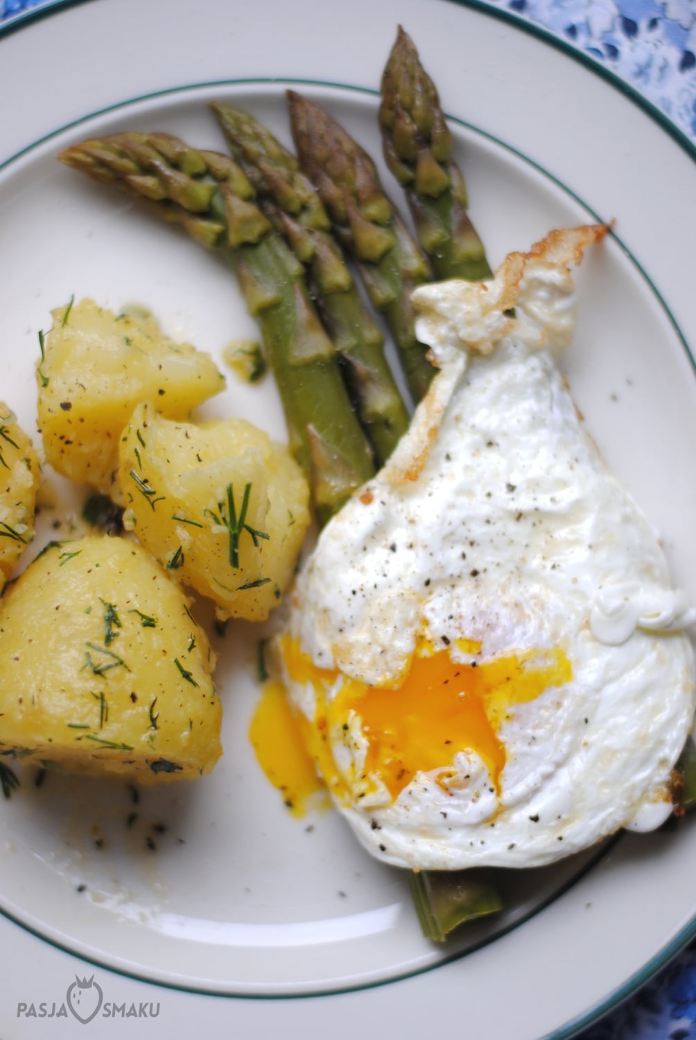 jajko sadzone i szparagi