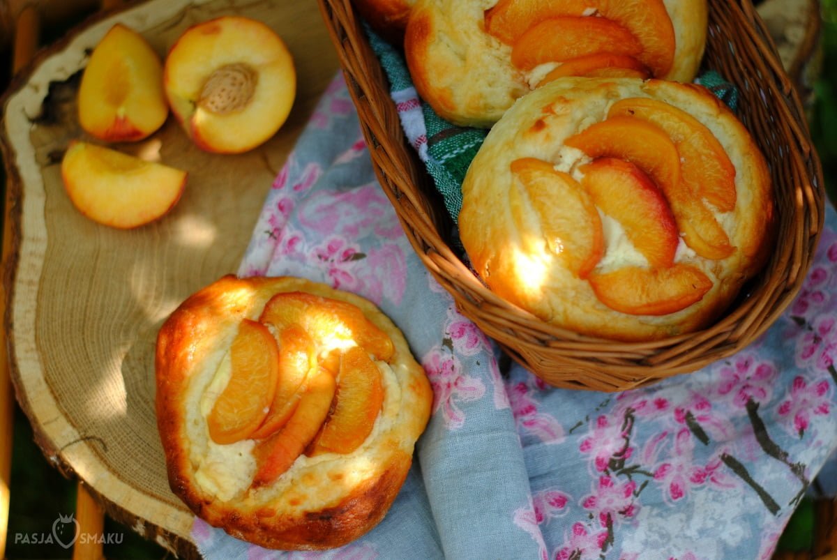 Drożdżówki z serkiem i karmelizowanymi brzoskwiniami