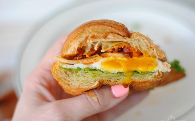 Croissant z jajkiem sadzonym