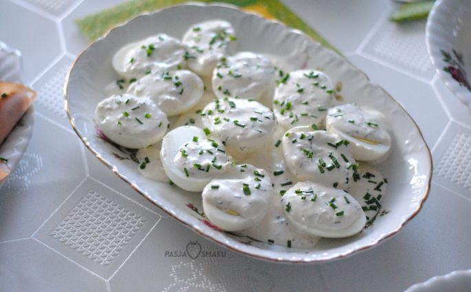 Jajka z sosem czosnkowym