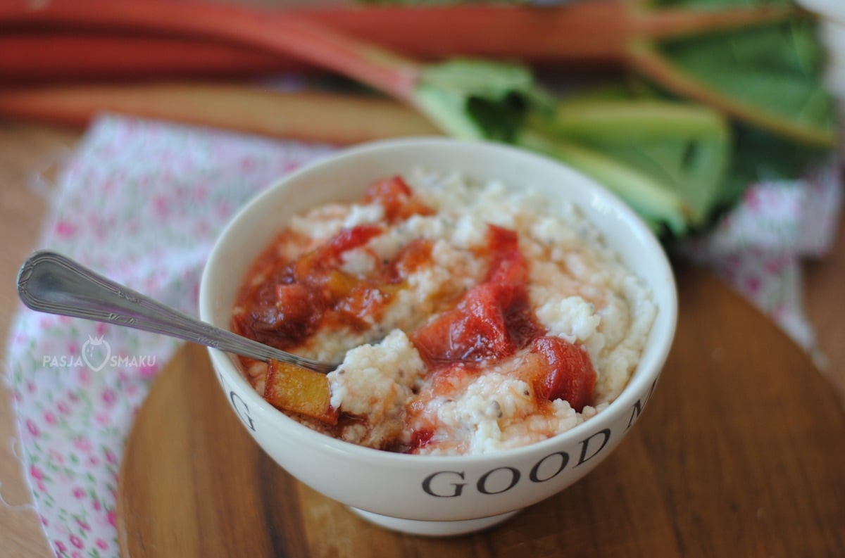 Płatki jaglane z karmelizowanym rabarbarem