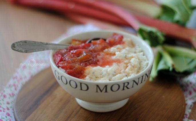 Płatki jaglane z karmelizowanym rabarbarem