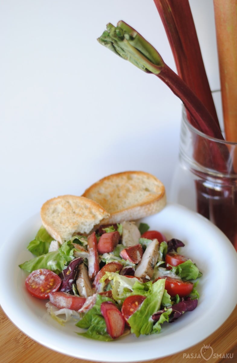 Sałatka z grillowanym kurczakiem i rabarbarem