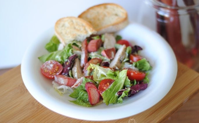 Sałatka z grillowanym kurczakiem i rabarbarem