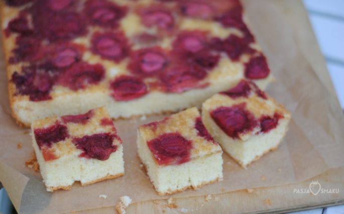 ciasto z truskawkami i ajerkoniakiem