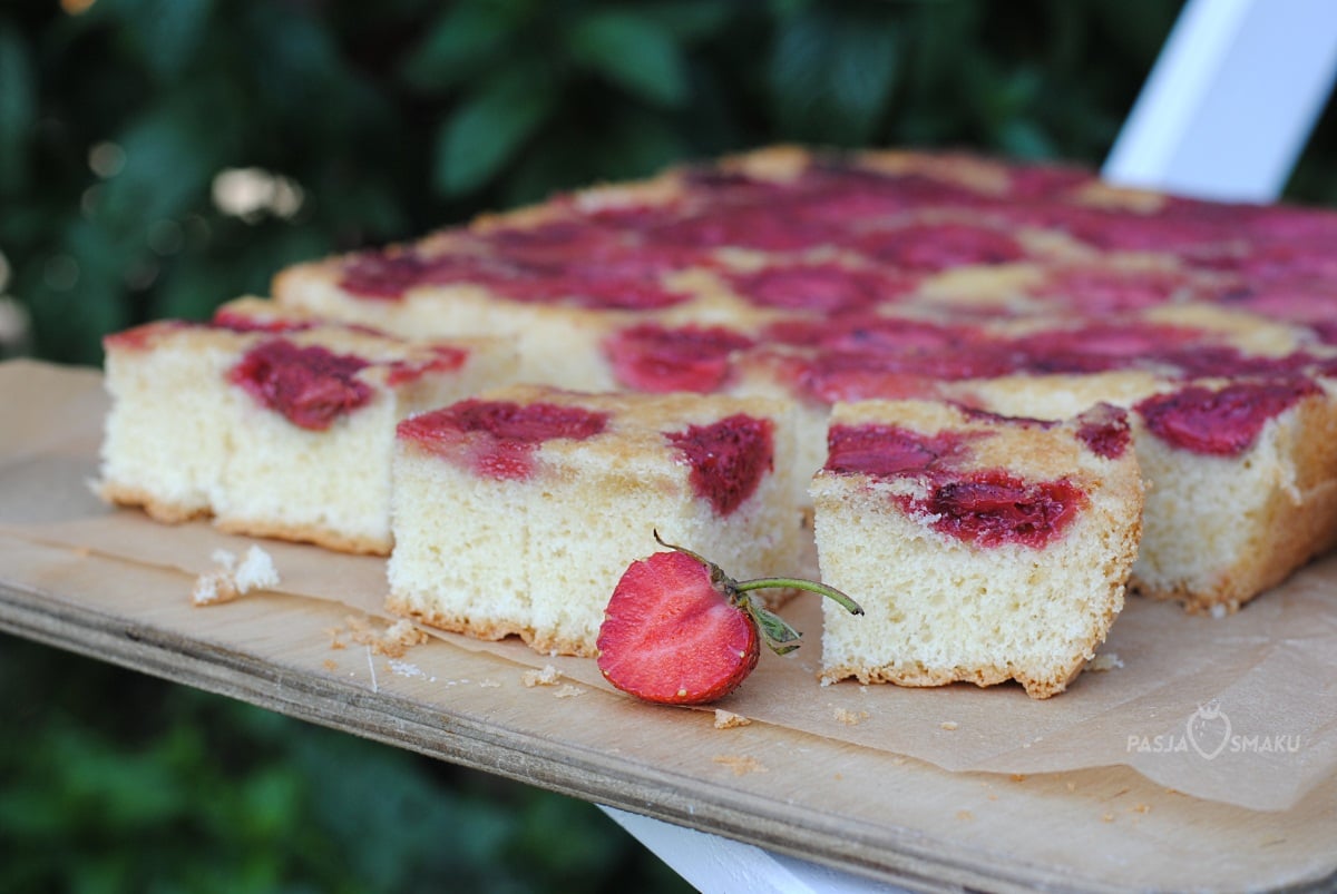 ciasto z truskawkami i ajerkoniakiem