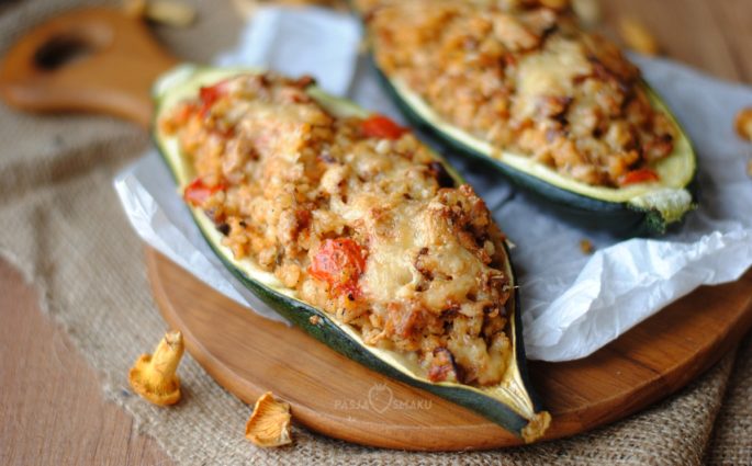 Cukinia faszerowana kaszą bulgur i kurkami