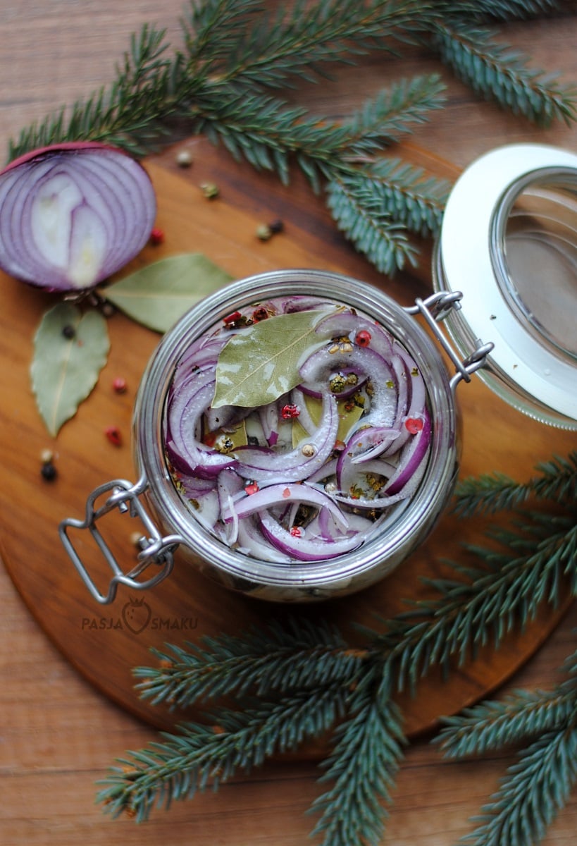 Śledzie z czerwoną cebulą i kolorowym pieprzem