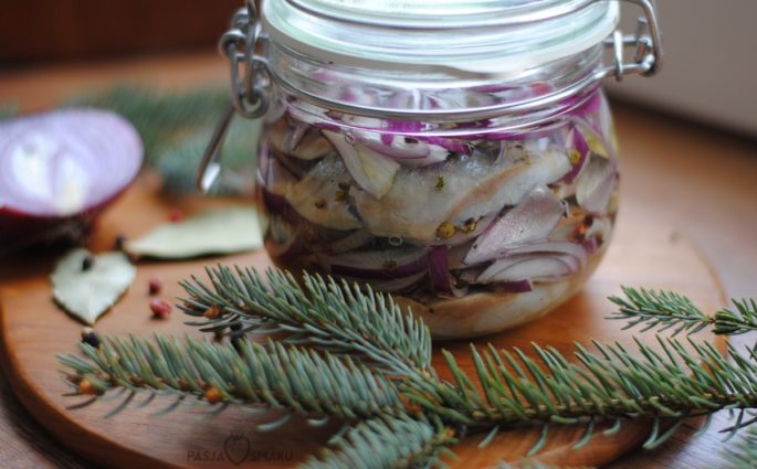 Śledzie z czerwoną cebulą i kolorowym pieprzem