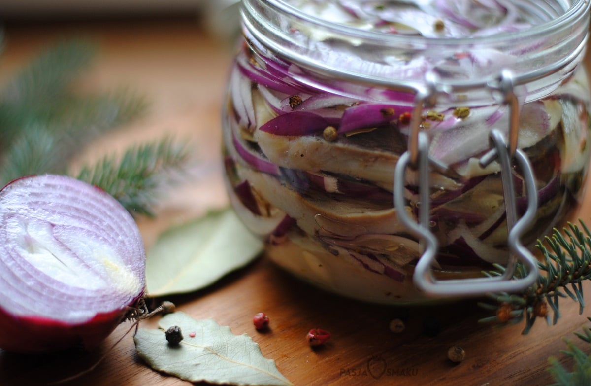 Śledzie z czerwoną cebulą i kolorowym pieprzem