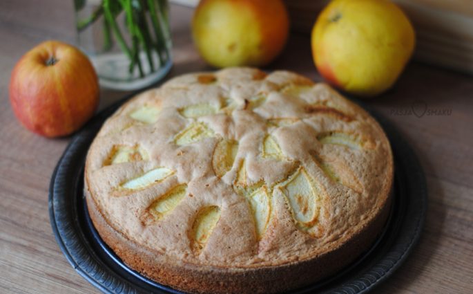 Biszkopt z jabłkami