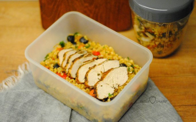 Sałatka z kaszą bulgur i pieczonymi warzywami