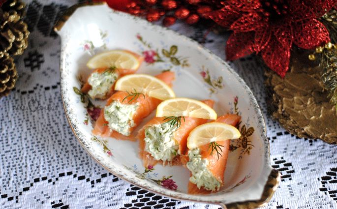 Wędzony łosoś faszerowany twarożkiem z awokado