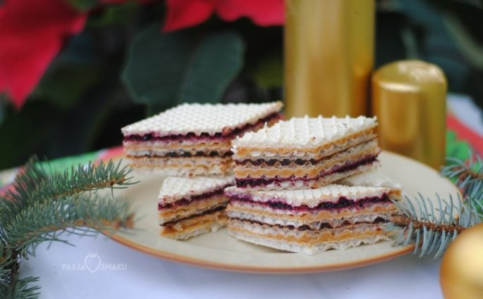 Wafle z masą kajmakową i powidłami