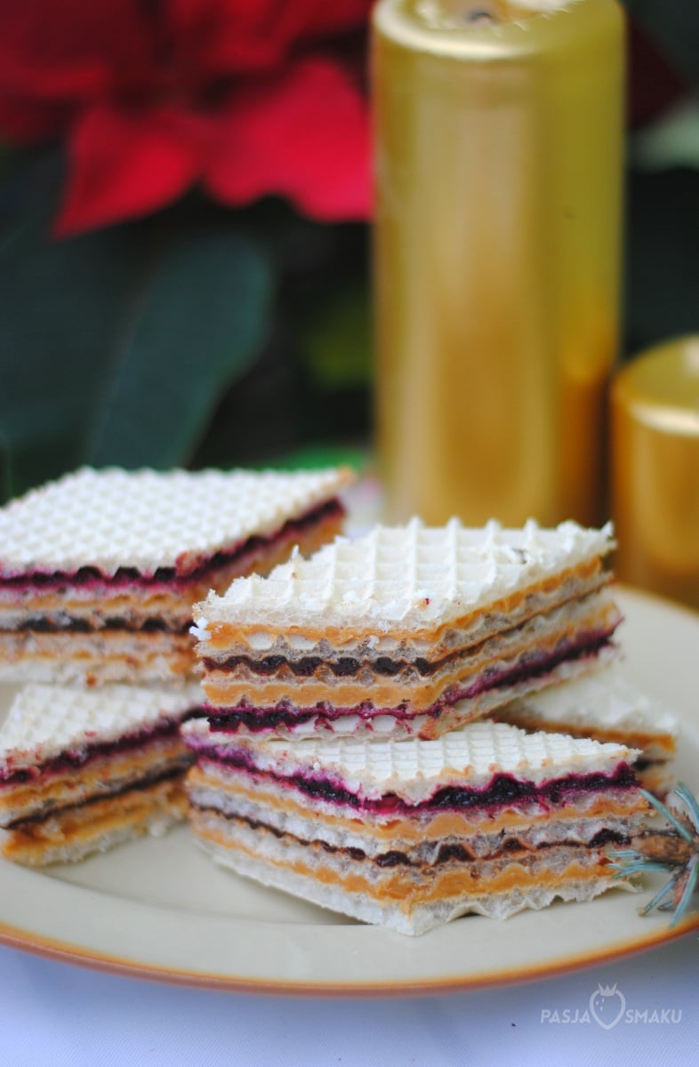 Wafle z masą kajmakową i powidłami