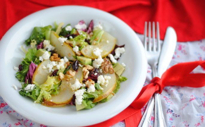 Sałatka z gruszką, fetą i orzechami włoskimi