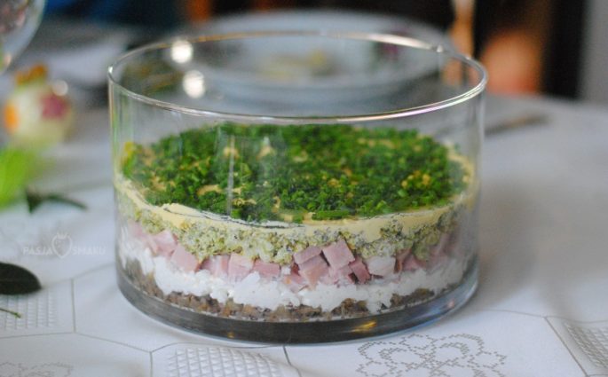 Wielkanocna sałatka warstwowa