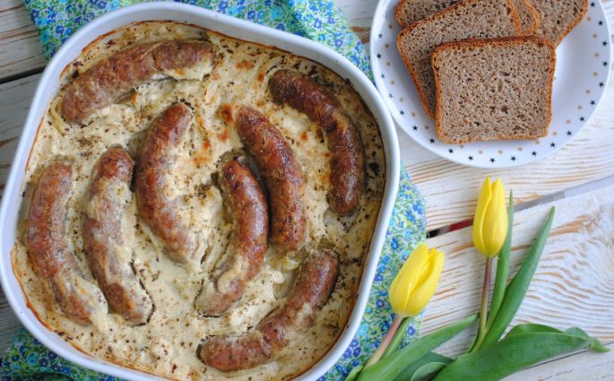 Biała kiełbasa zapiekana w sosie chrzanowym