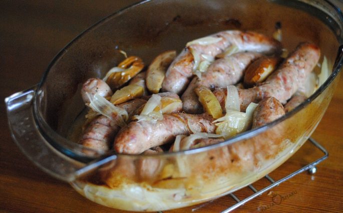Biała kiełbasa zapiekana z jabłkami i cydrem