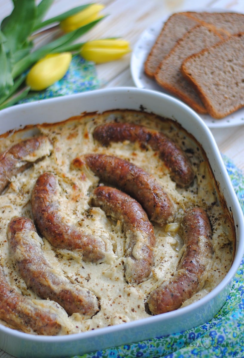 Biała kiełbasa zapiekana w sosie chrzanowym