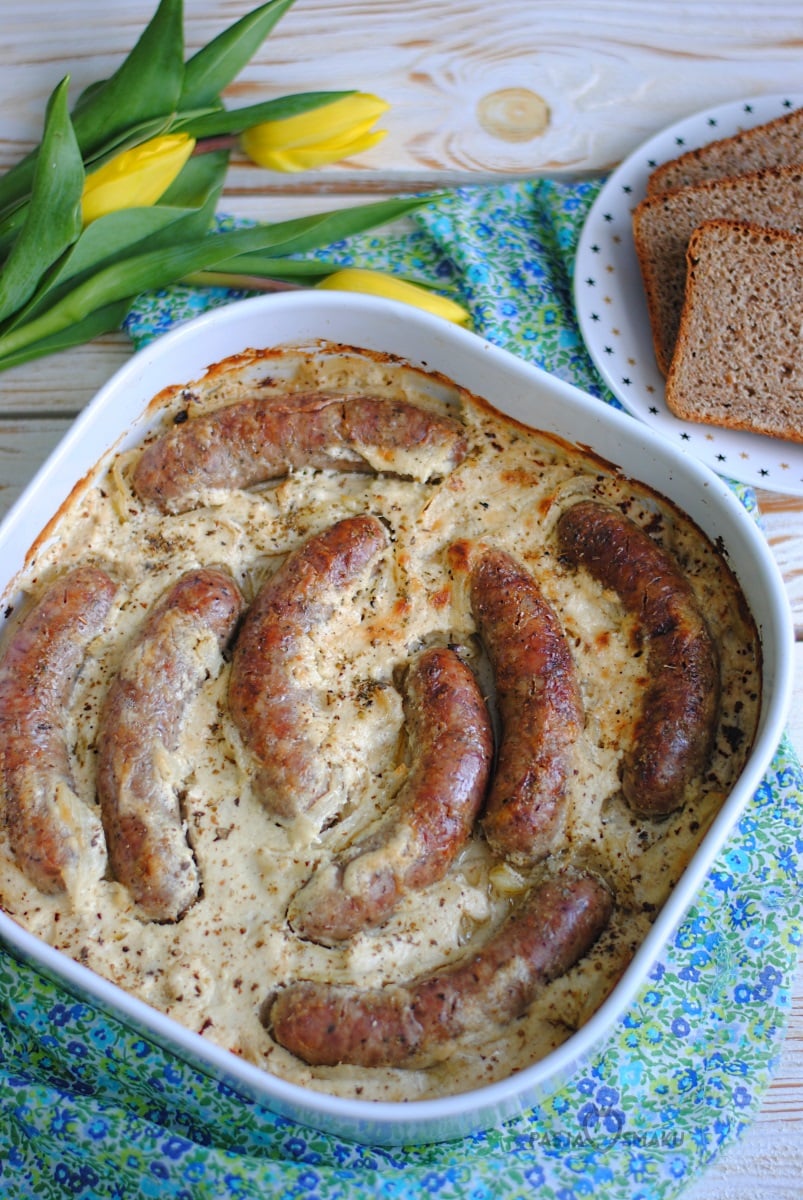 Biała kiełbasa zapiekana w sosie chrzanowym