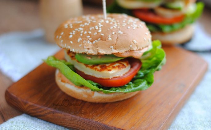 burgery z halloumi i awokado