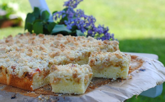 Ciasto na maślance z rabarbarem i kruszonką
