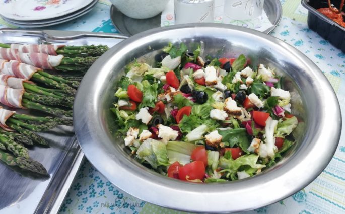 Sałatka z wędzonym twarogiem i oliwkami