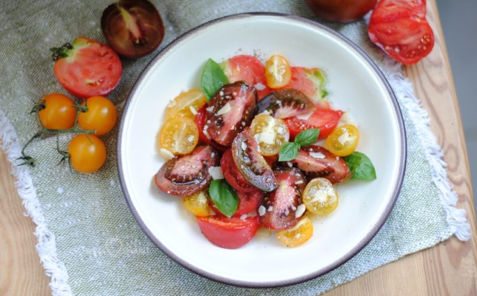 Sałatka z kolorowych pomidorów