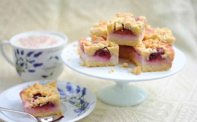 Kruche ciasto ze śliwkami i budyniem