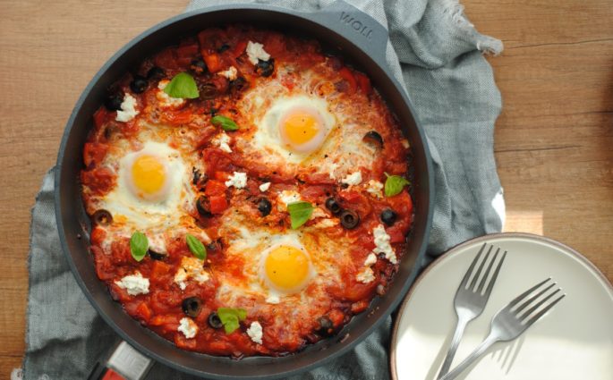 Szakszuka z fetą i oliwkami