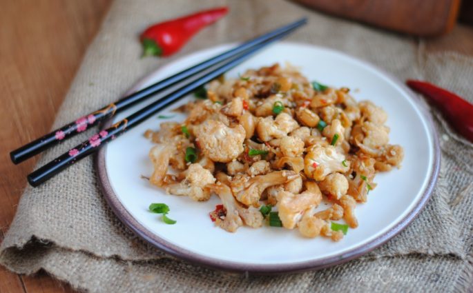 Smażony kalafior z orzechami