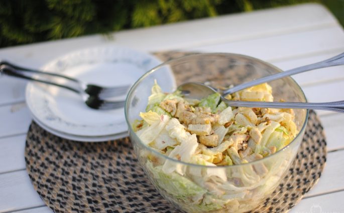 Sałatka z kurczakiem, ananasem i pistacjami