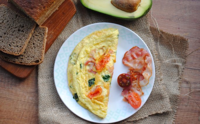 omlet z boczkiem, szpinakiem i pomidorkami