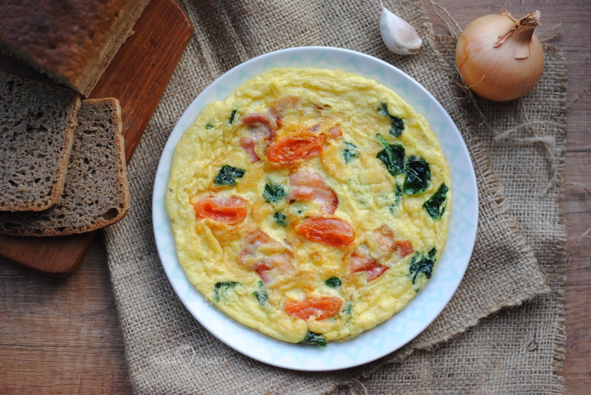 omlet z boczkiem, szpinakiem i pomidorkami