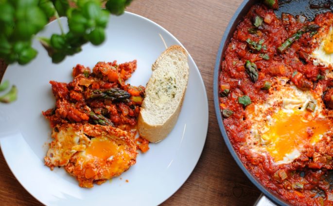 Szakszuka ze szparagami