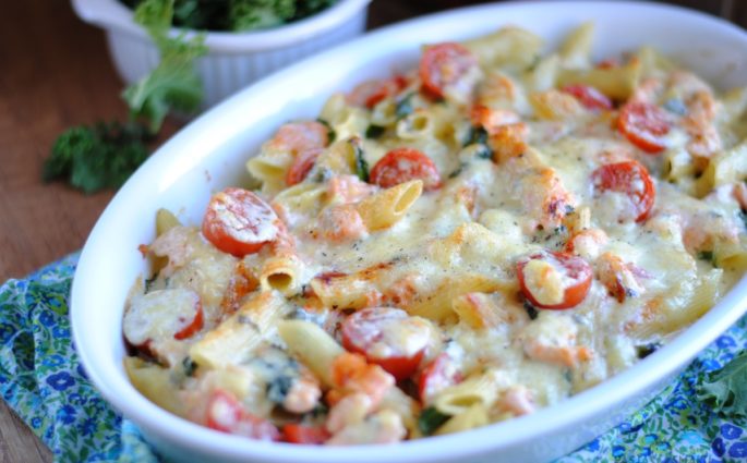 Zapiekanka makaronowa z łososiem i jarmużem