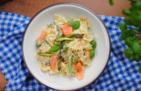 Makaron z wędzonym łososiem i szparagami