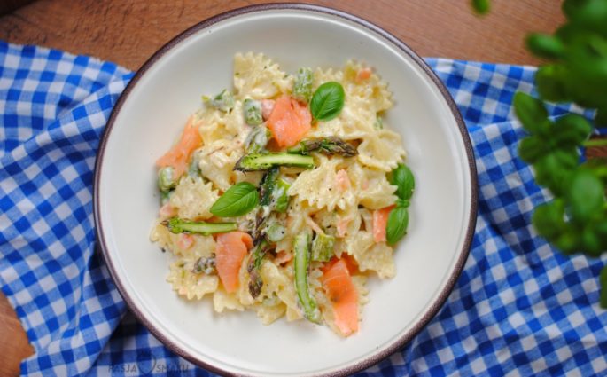 Makaron z wędzonym łososiem i szparagami