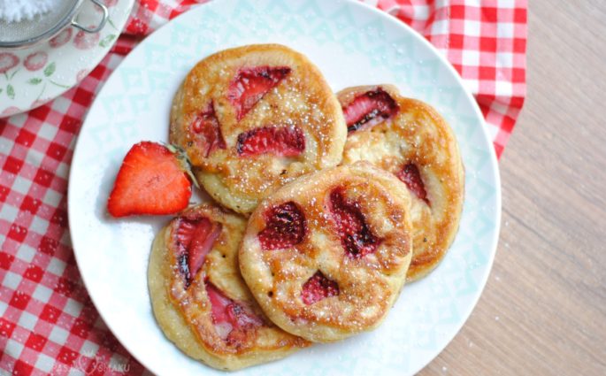 Jogurtowe placuszki z truskawkami