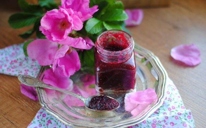 Ucierana konfitura różana