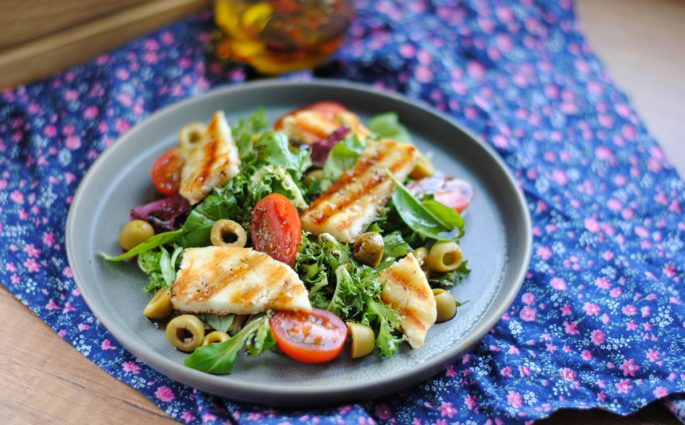 Sałatka z grillowanym halloumi i oliwkami